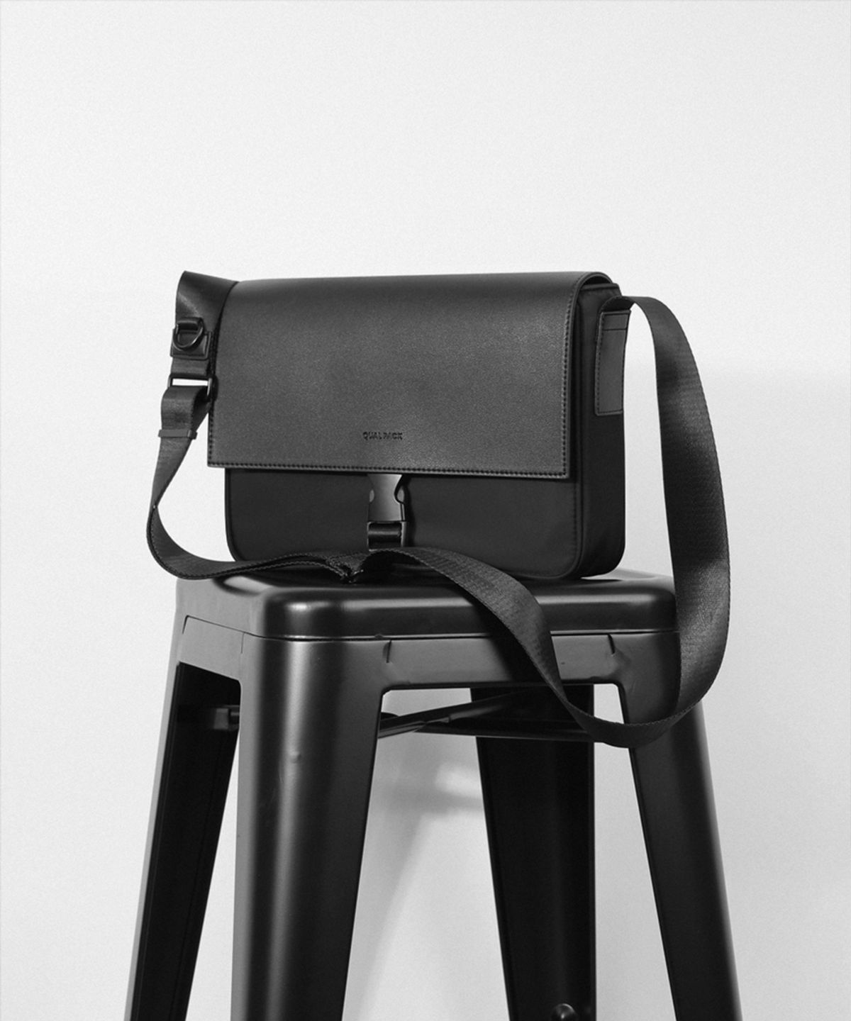 퀄팩(QUALPACK) 커렌트 스몰 메신저백 341