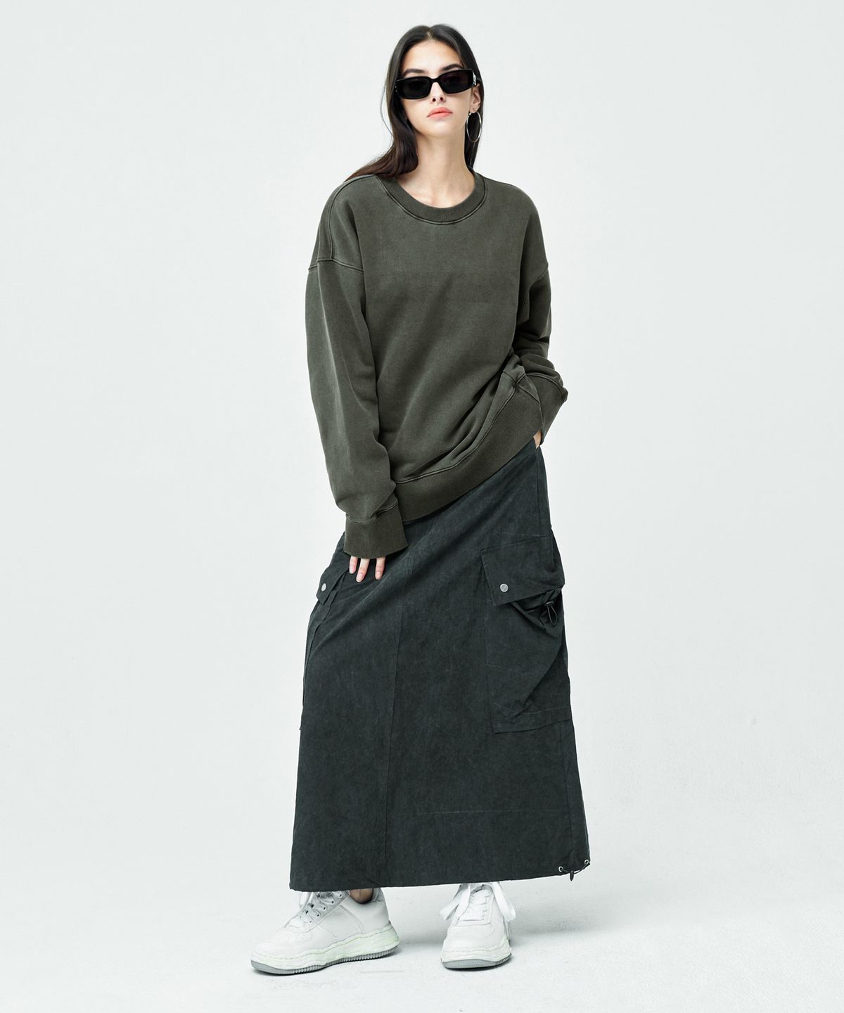 어텐션로우 포 우먼(ATTENTIONROW FOR WOMEN) 22FW01AW060 로코 피그먼트 리버시블 맨투맨 (다크그레이)