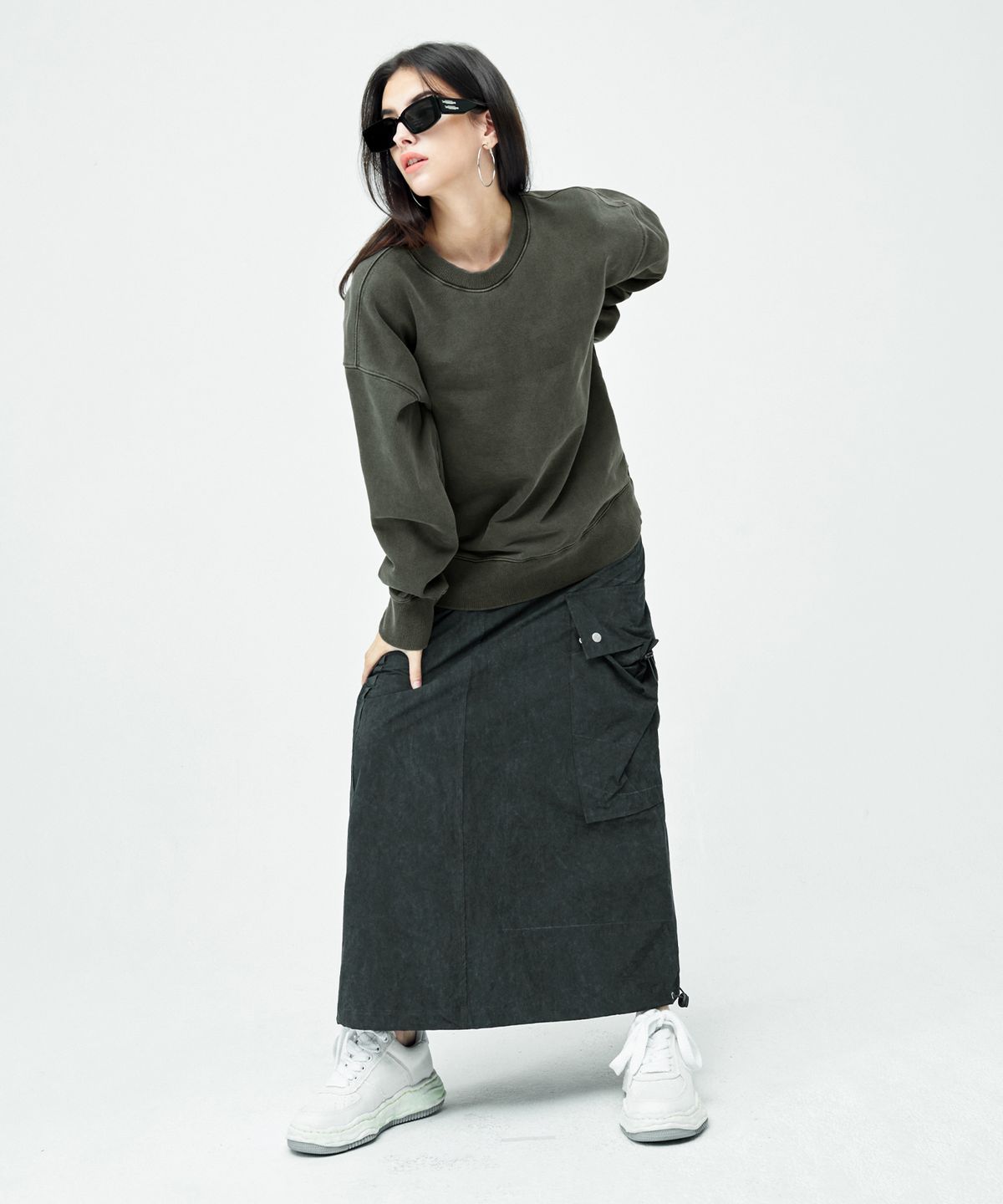 어텐션로우 포 우먼(ATTENTIONROW FOR WOMEN) 22FW01AW060 로코 피그먼트 리버시블 맨투맨 (다크그레이)