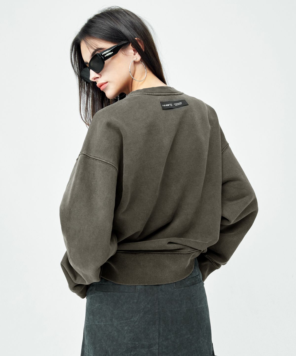어텐션로우 포 우먼(ATTENTIONROW FOR WOMEN) 22FW01AW060 로코 피그먼트 리버시블 맨투맨 (다크그레이)
