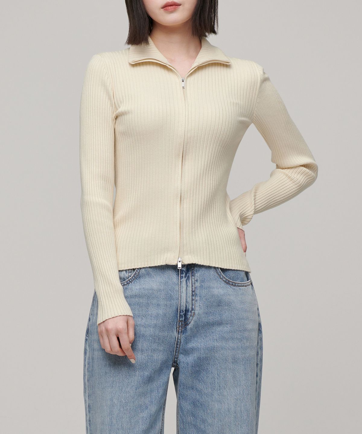 무신사 스탠다드 우먼(MUSINSA STANDARD WOMAN) 우먼즈 리브드 슬림 하이넥 니트 집업 [에크루]