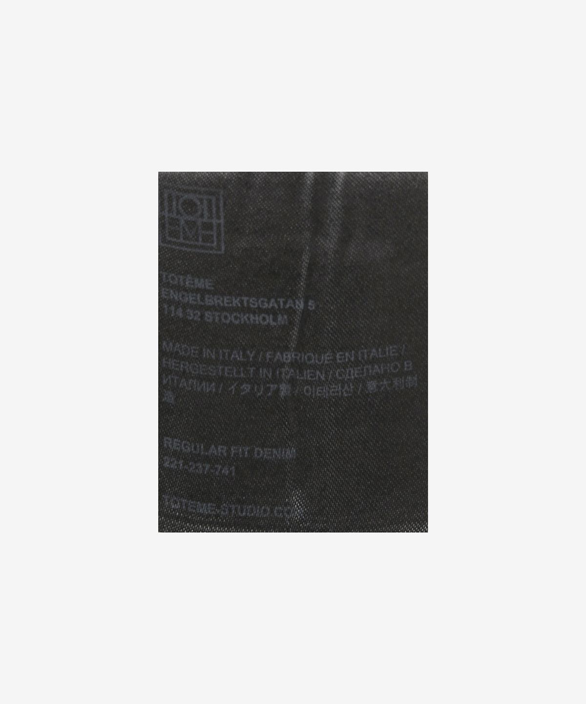 토템(TOTEME) 레귤러 핏 데님 팬츠 - 블랙 / 221237741200