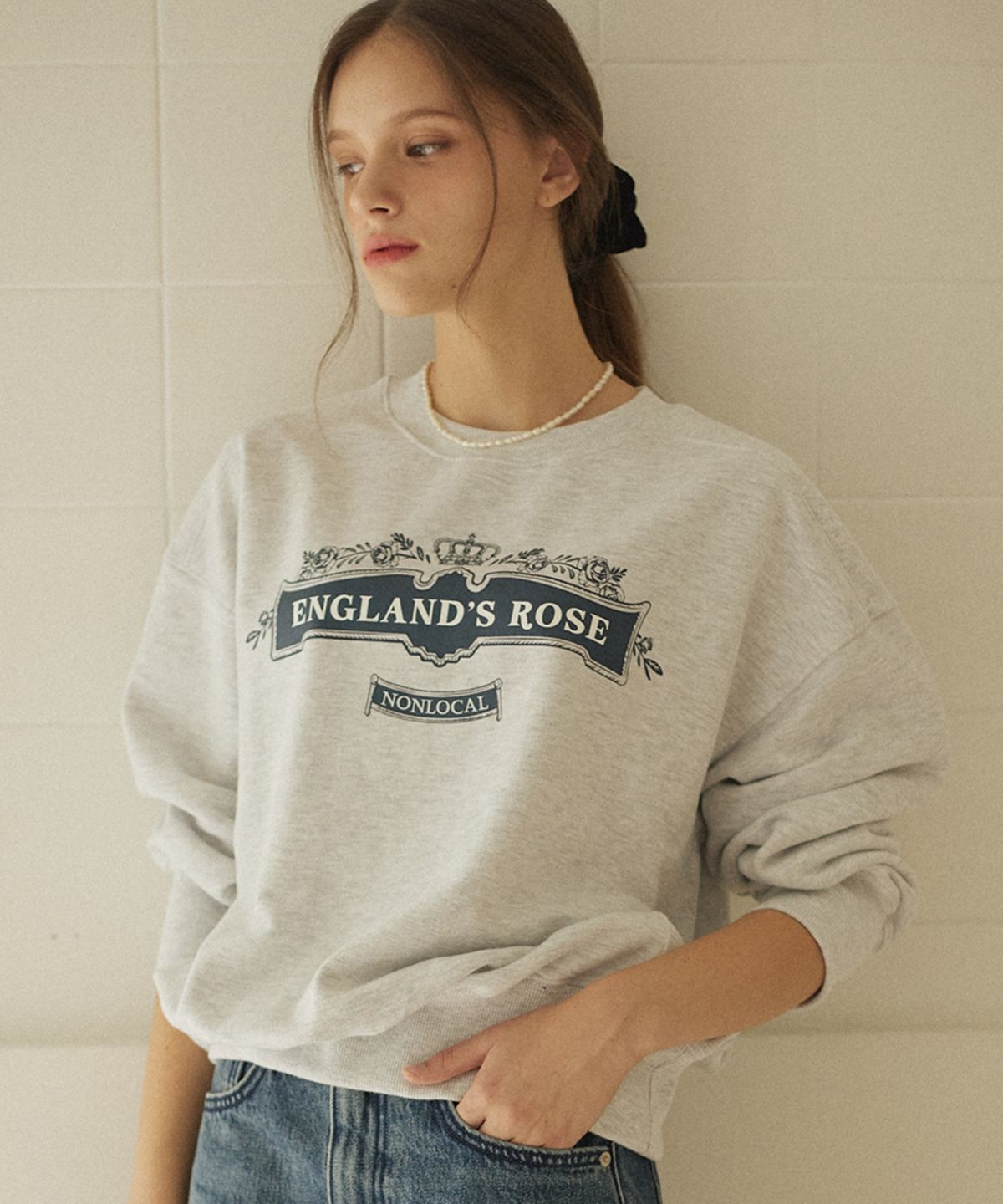 논로컬(NONLOCAL) Emblem flag Sweatshirt - Light Grey