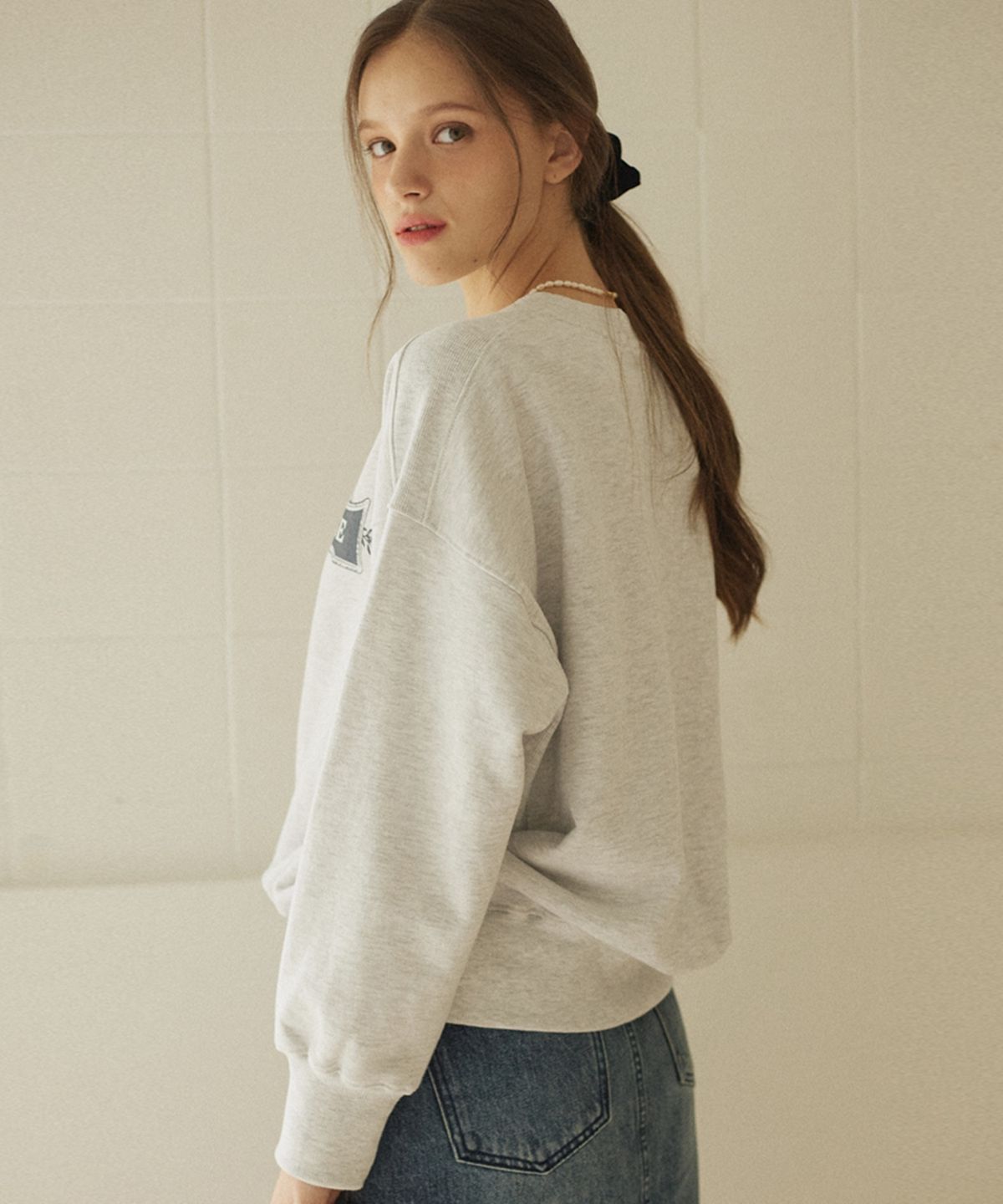 논로컬(NONLOCAL) Emblem flag Sweatshirt - Light Grey