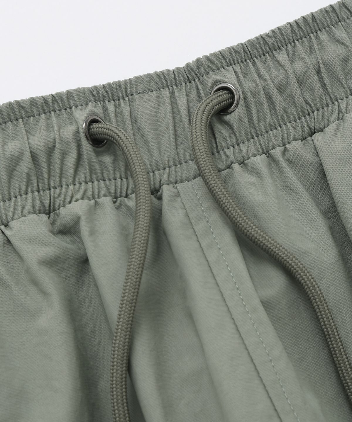 프리즘웍스(FRIZMWORKS) CRISPY NYLON TWO TUCK PANTS _ SAGE GREEN