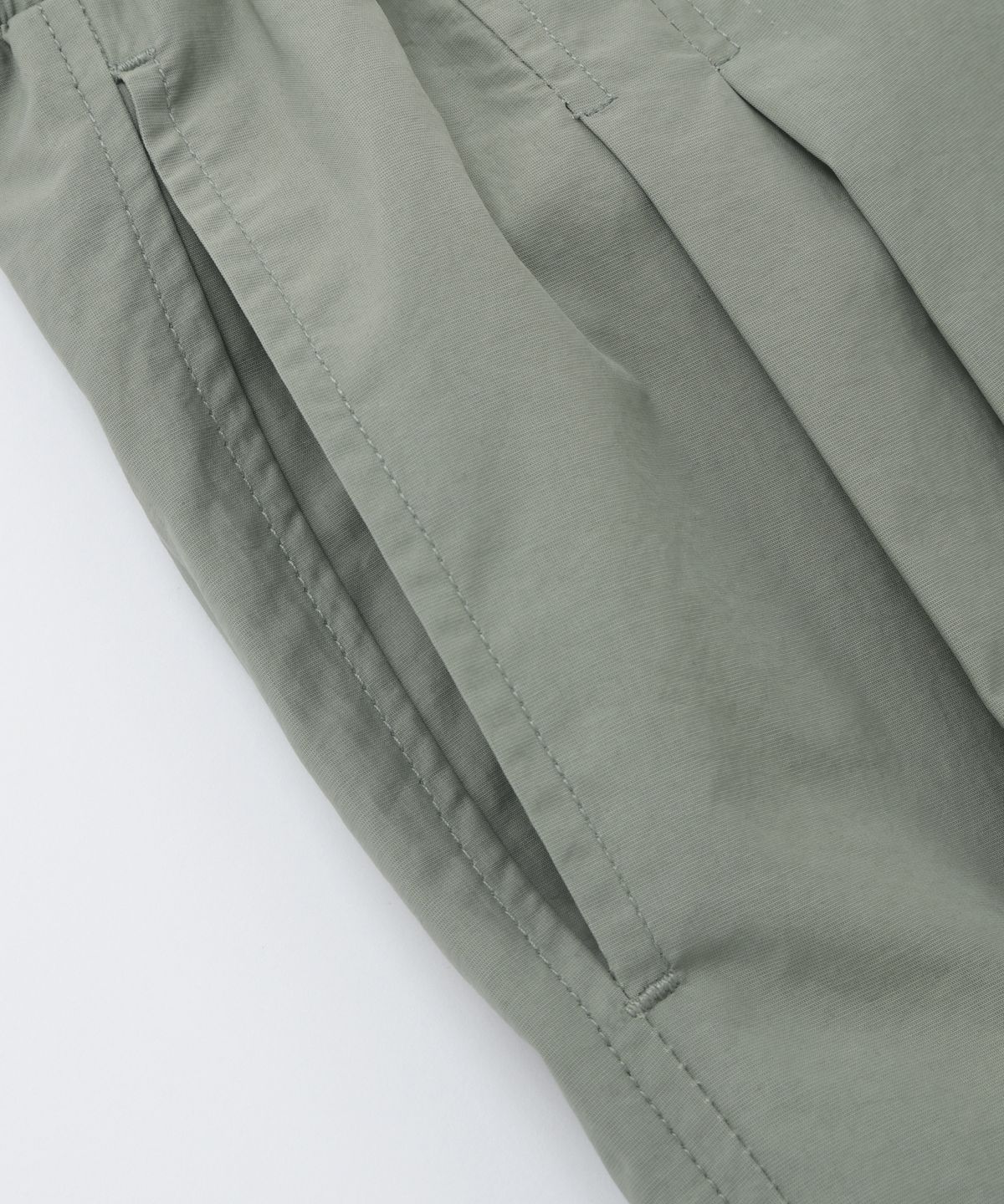 프리즘웍스(FRIZMWORKS) CRISPY NYLON TWO TUCK PANTS _ SAGE GREEN