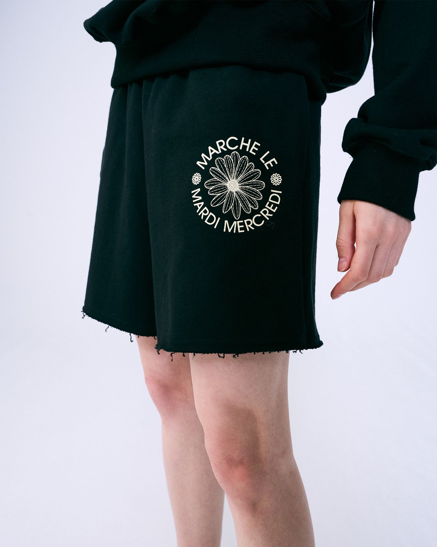 ●Mardi Mercredi●SWEAT SHORTS MARCHE EMBLEM_Navy MUSINSA | MARDI MERCREDI SWEAT SHORTS MARCHE EMBLEM_BLACK CREAM