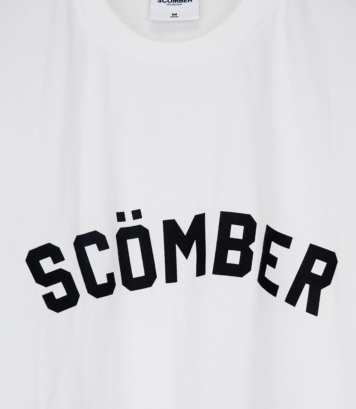 스컴버(SCOMBER) ARCH LOGO_White