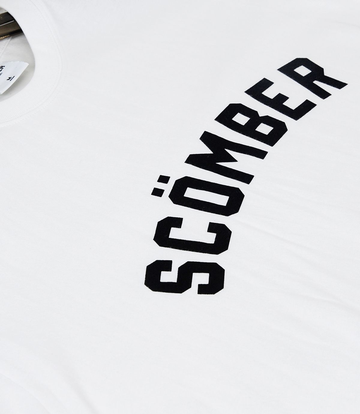 스컴버(SCOMBER) ARCH LOGO_White