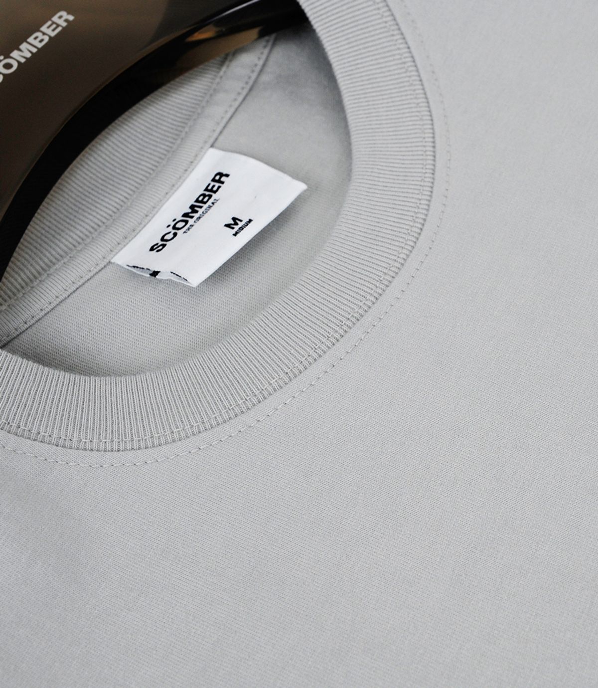 스컴버(SCOMBER) ARCH LOGO_LightGray