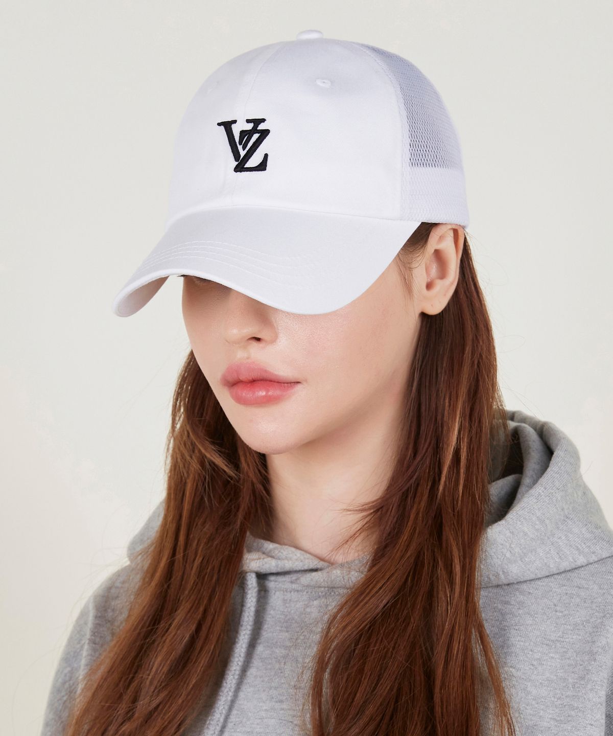 바잘(VARZAR) 3D 모노그램 사이드 매쉬 오버핏 볼캡 화이트
