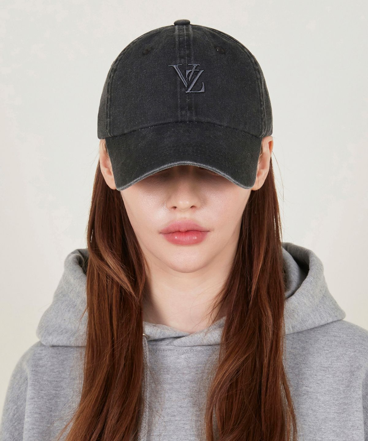 바잘(VARZAR) 3D 모노그램 피그먼트 오버핏 볼캡 블랙