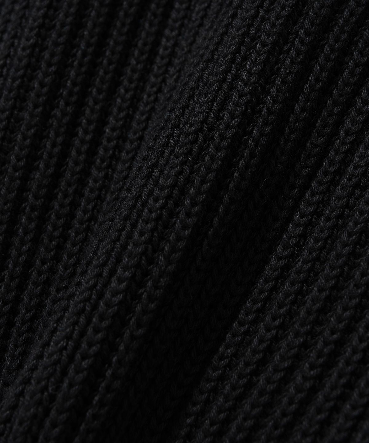 니티드(KNITTED) 코튼 미니멀 라운드 니트 BLACK