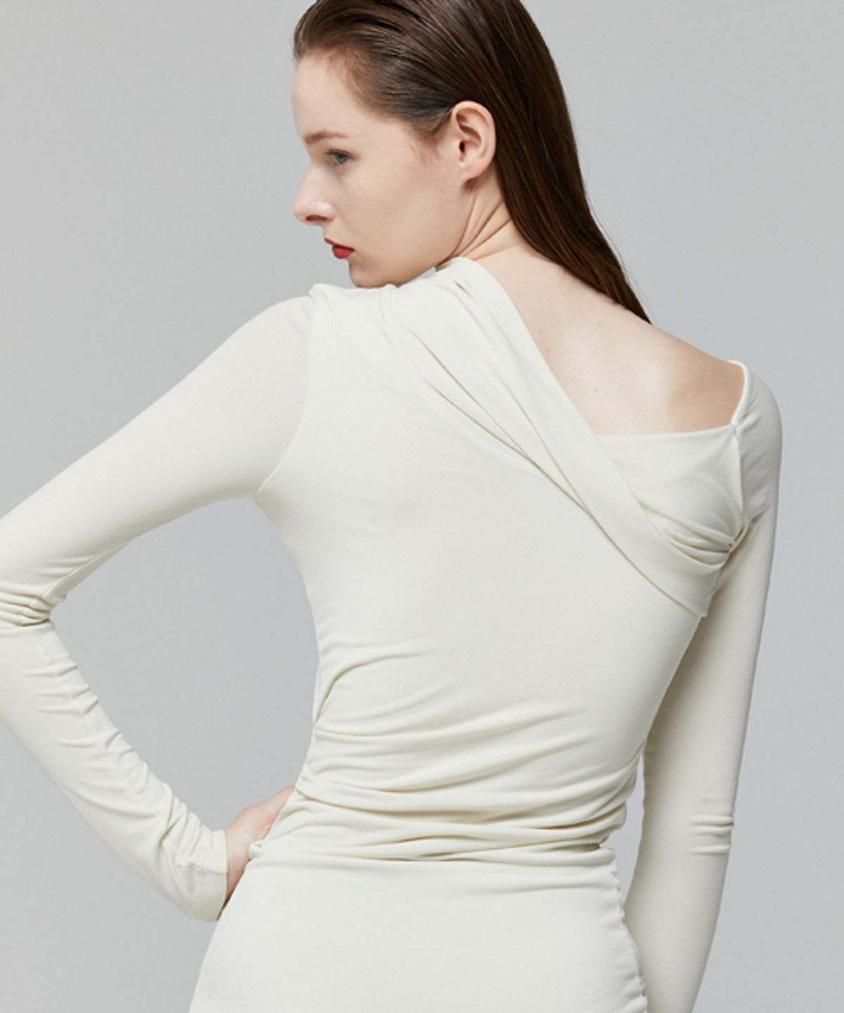 레이디 볼륨(LADY VOLUME) UNBALANCED SHIRRING MINI DRESS_CREAM