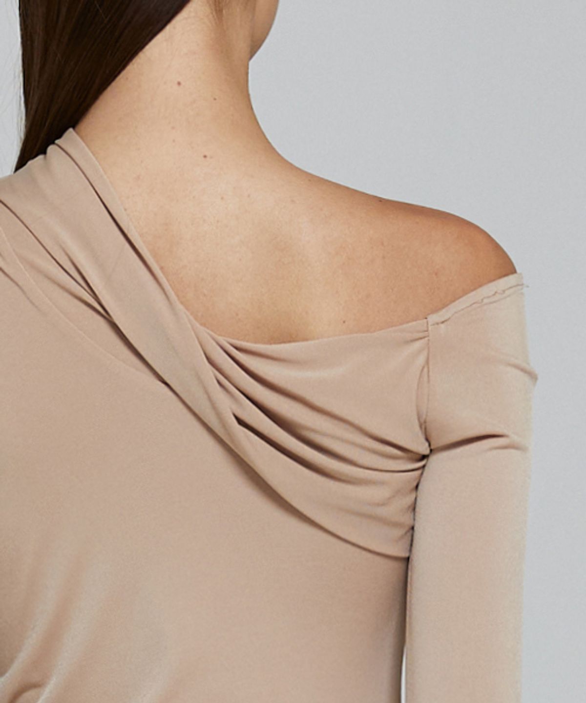 레이디 볼륨(LADY VOLUME) UNBALANCED SHIRRING MINI DRESS_BEIGE