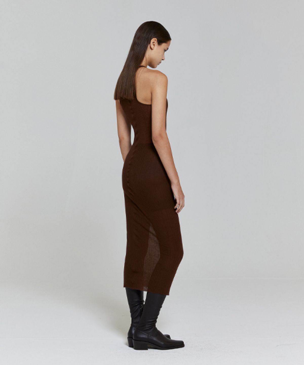 레이디 볼륨(LADY VOLUME) CUTTING HALTER SLIM KNIT DRESS_BROWN