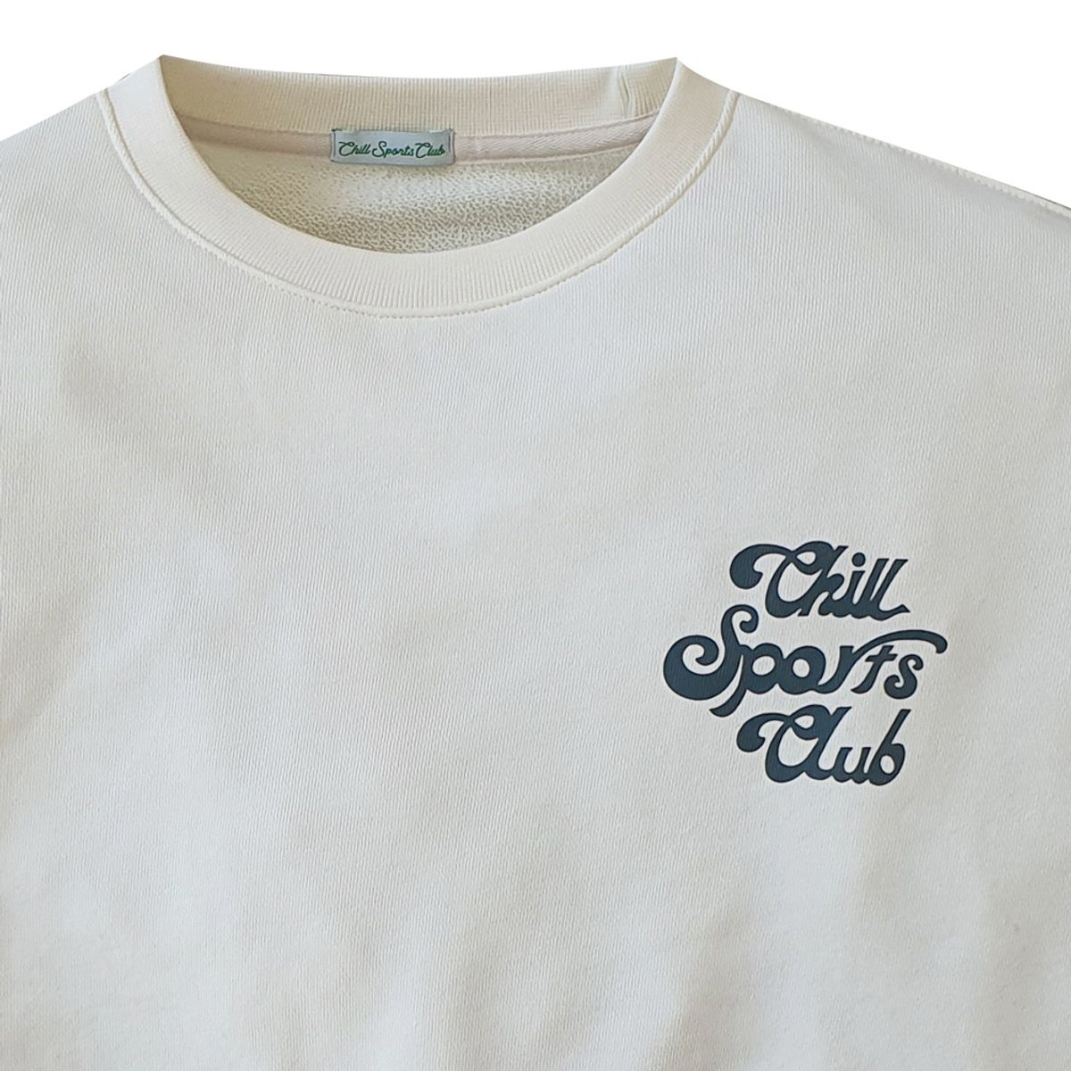 칠스포츠클럽(CHILL SPORTS CLUB) 우먼스 뉴 칠오리지널 로고 크롭 스웻 오프화이트