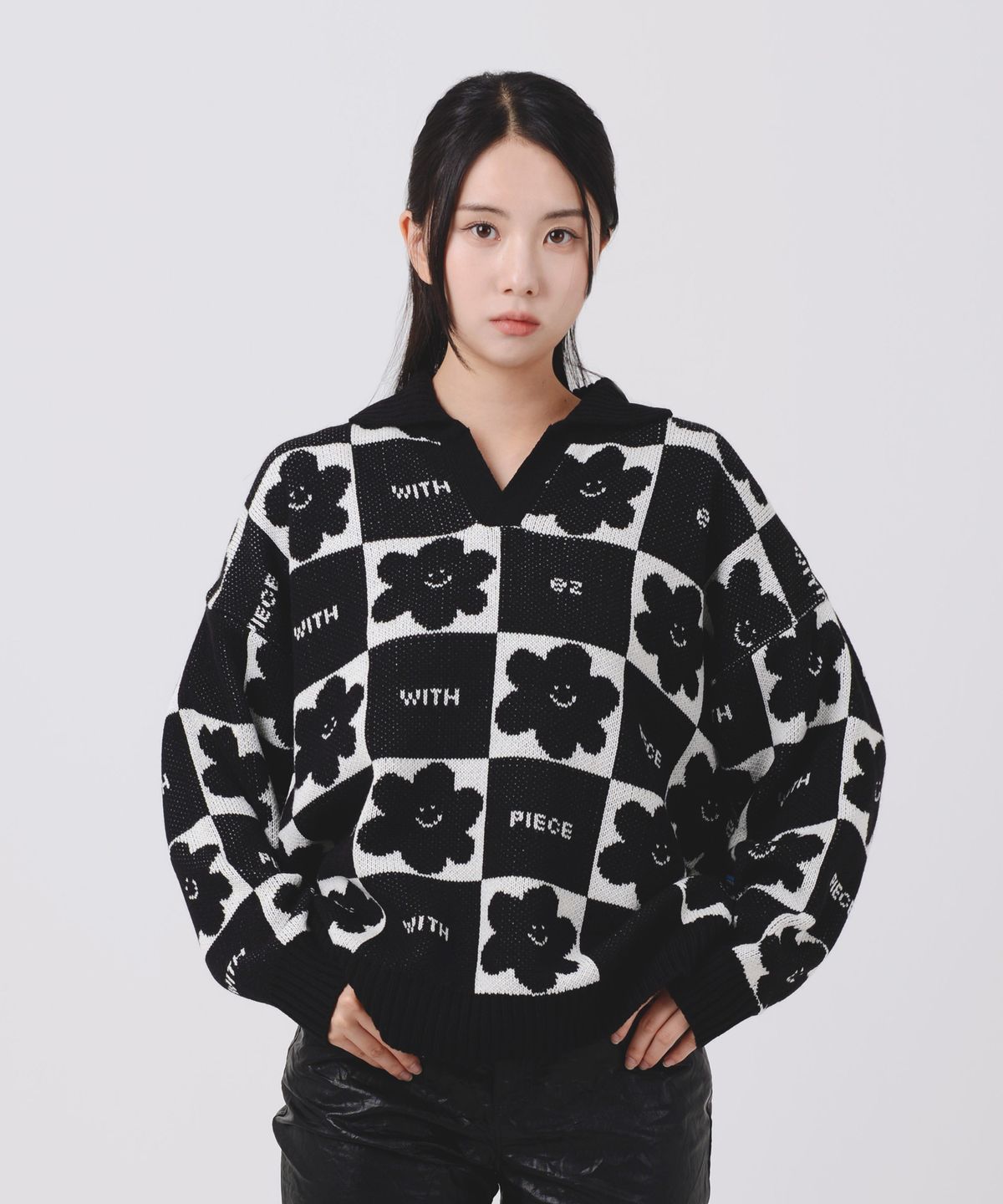 피스메이커(PIECE MAKER) DAISY CHECKERBOARD POLO KNIT SWEATER (BLACK)