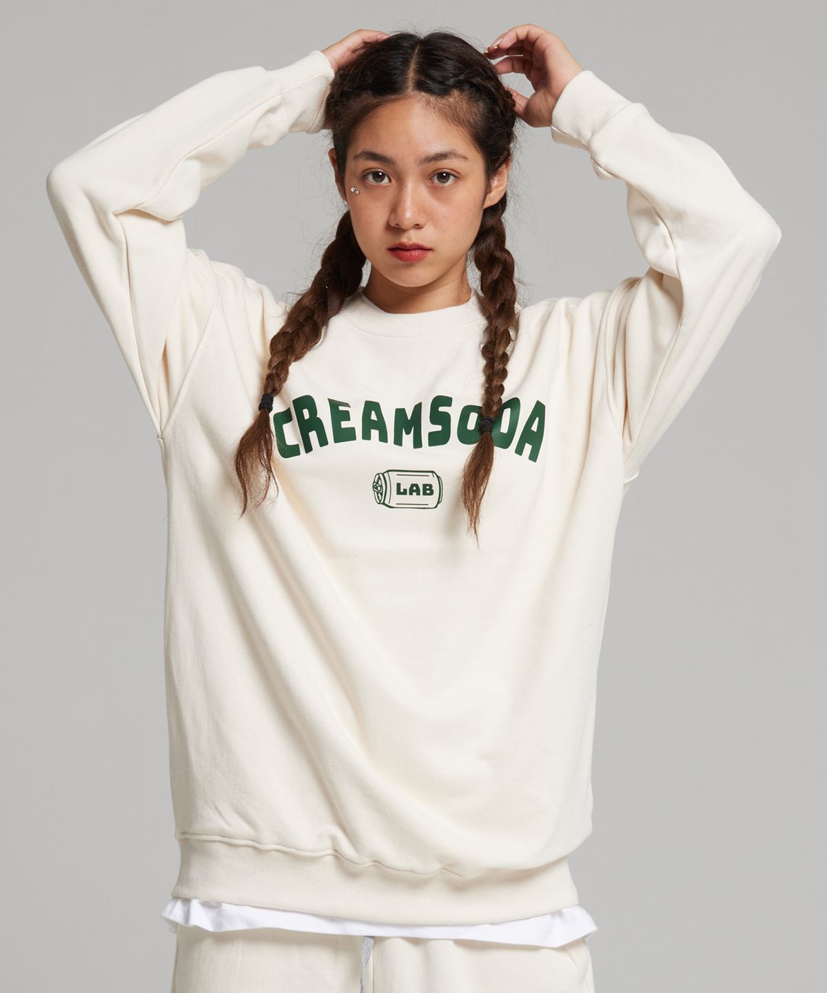 크림소다랩(CREAM SODA LAB) LAB 오지 아크 로고 오버핏 맨투맨 오트밀