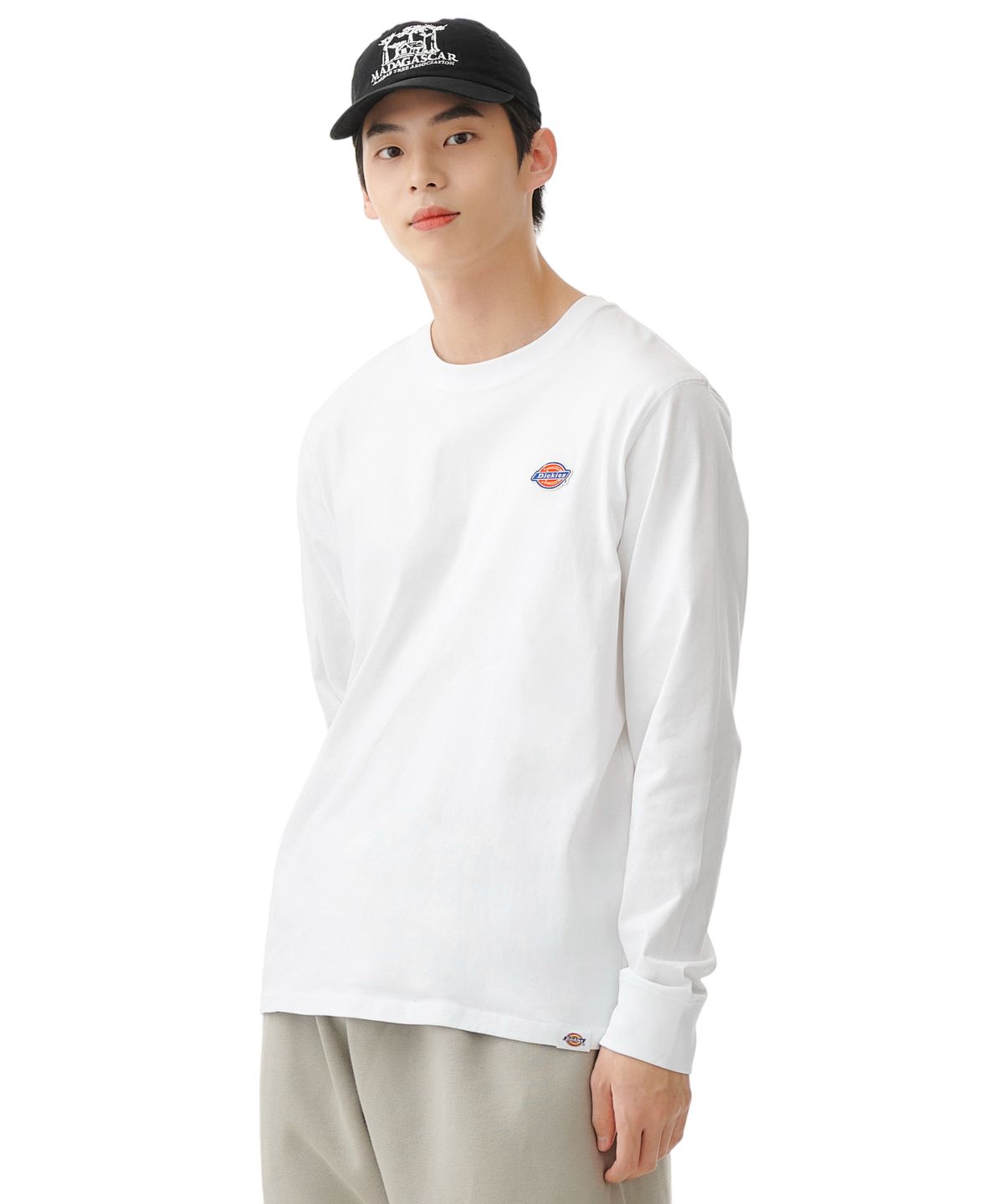 디키즈(DICKIES) 레귤러핏 스몰 자수 로고 롱 슬리브 티셔츠 - 화이트
