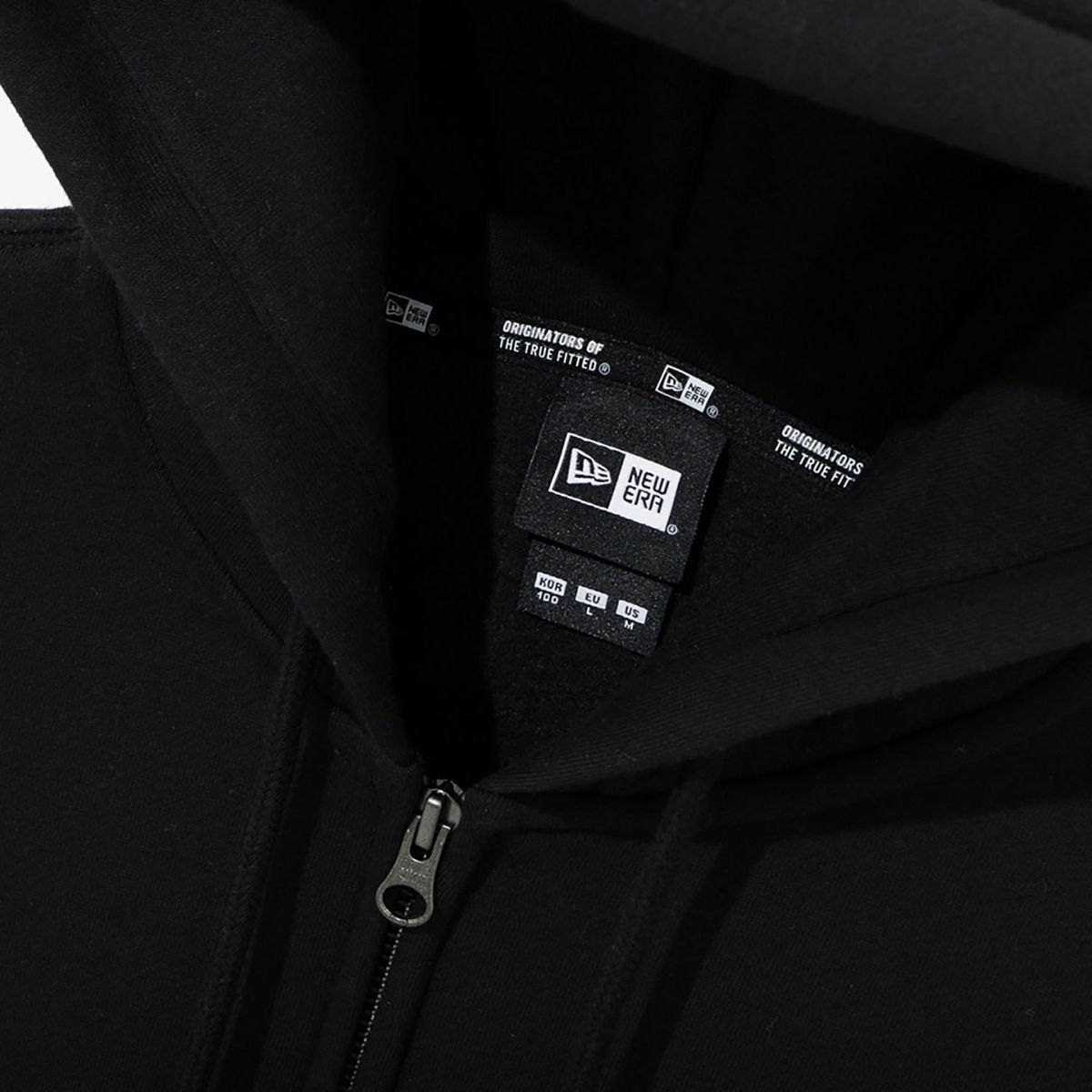 뉴에라(NEW ERA) NE 에센셜 후드 집업 블랙