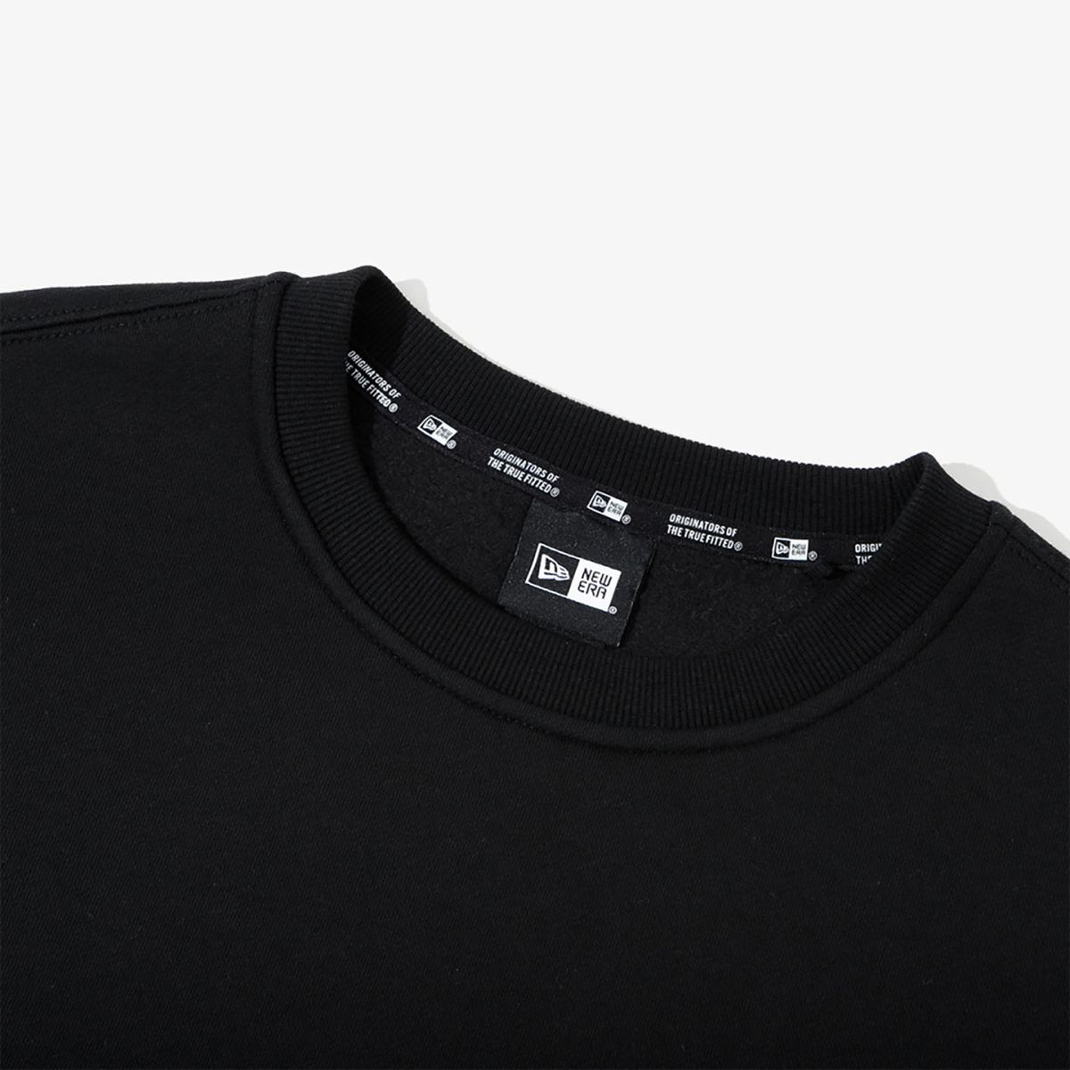 뉴에라(NEW ERA) NE 에센셜 맨투맨 블랙