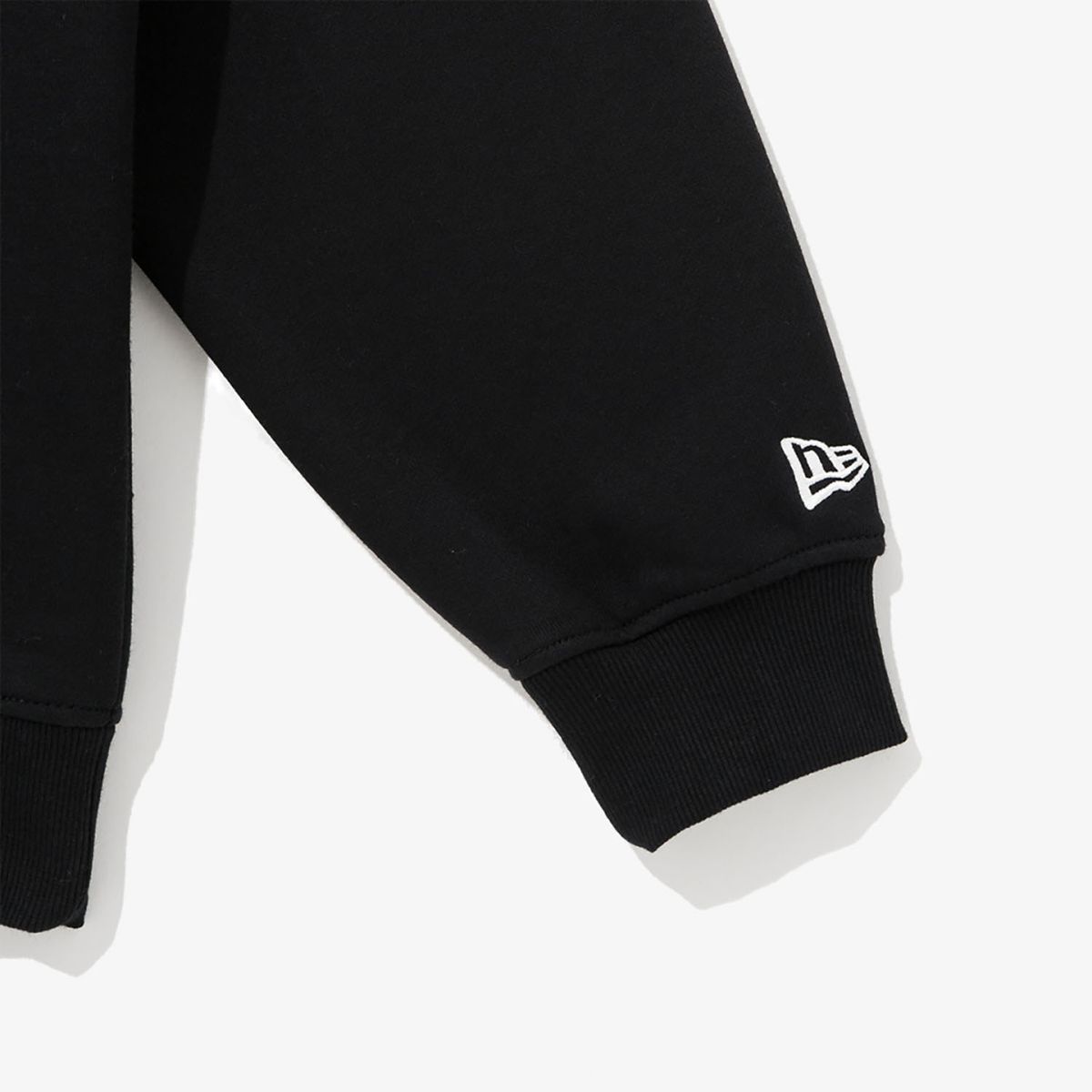 뉴에라(NEW ERA) NE 에센셜 맨투맨 블랙