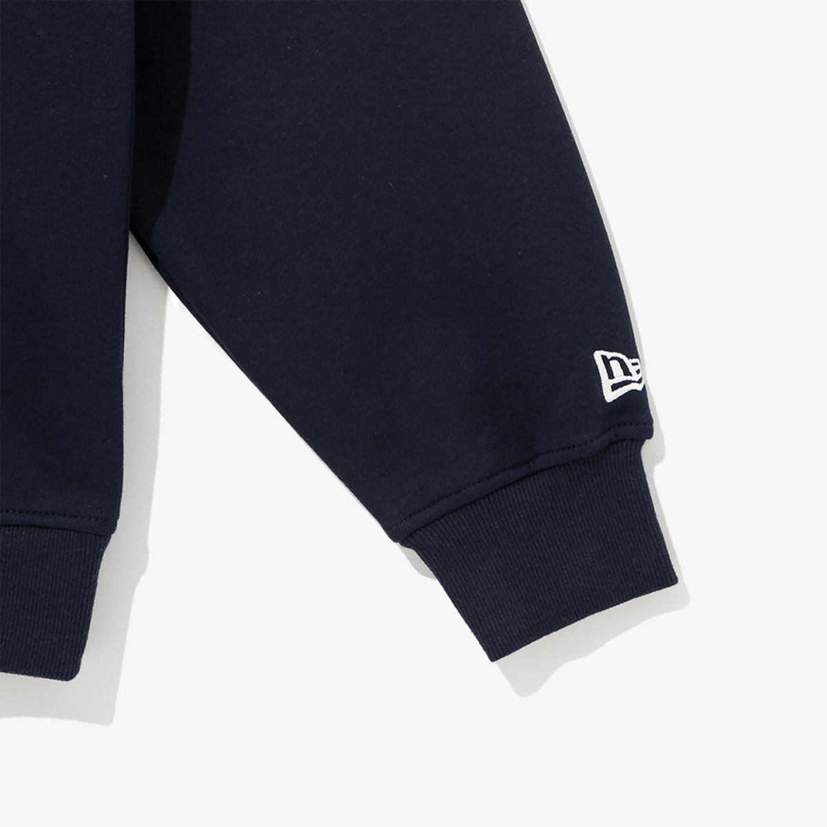 뉴에라(NEW ERA) NE 에센셜 맨투맨 네이비