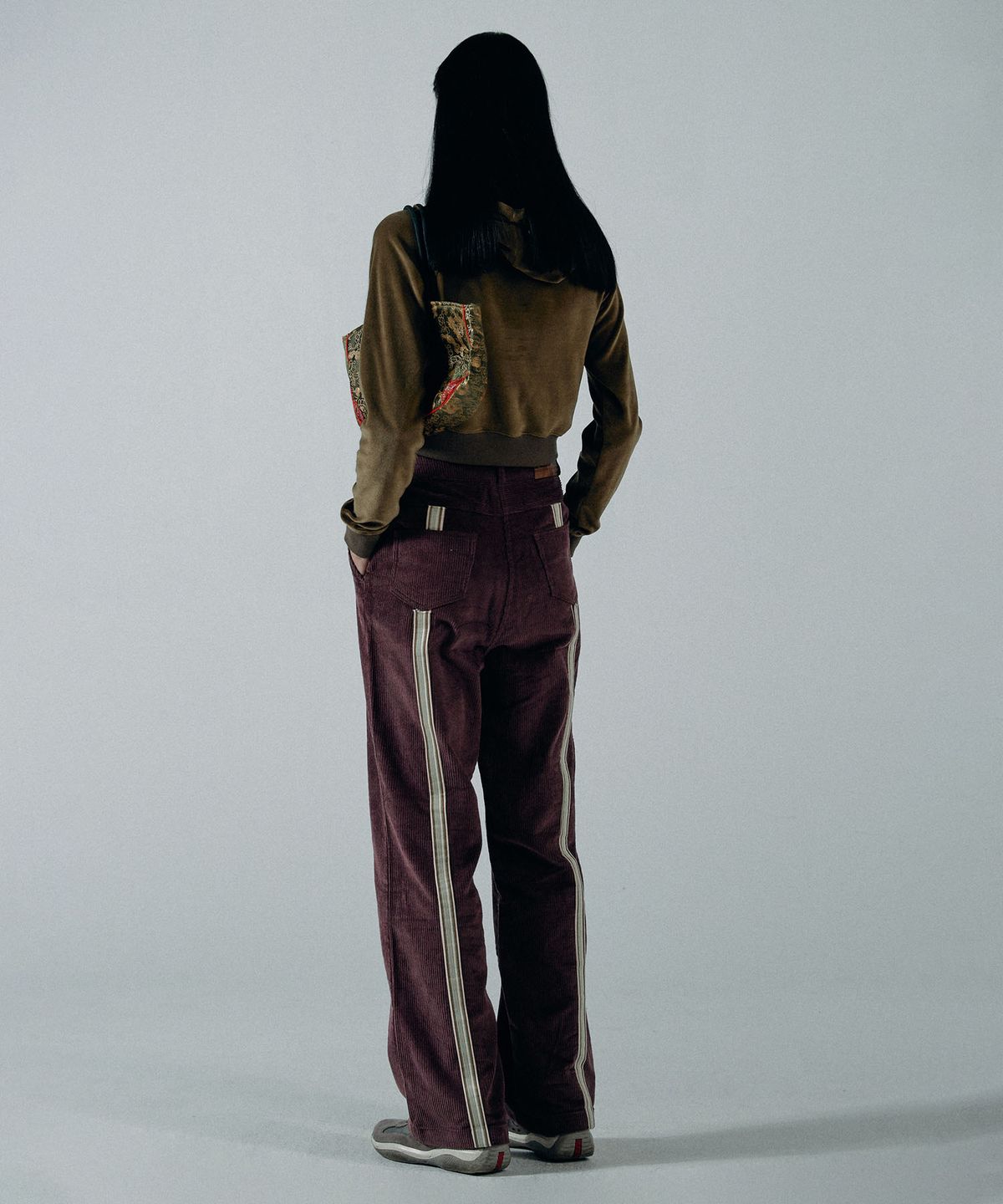 스컬프터(SCULPTOR) Velour Applique Crop Hoodie Sage