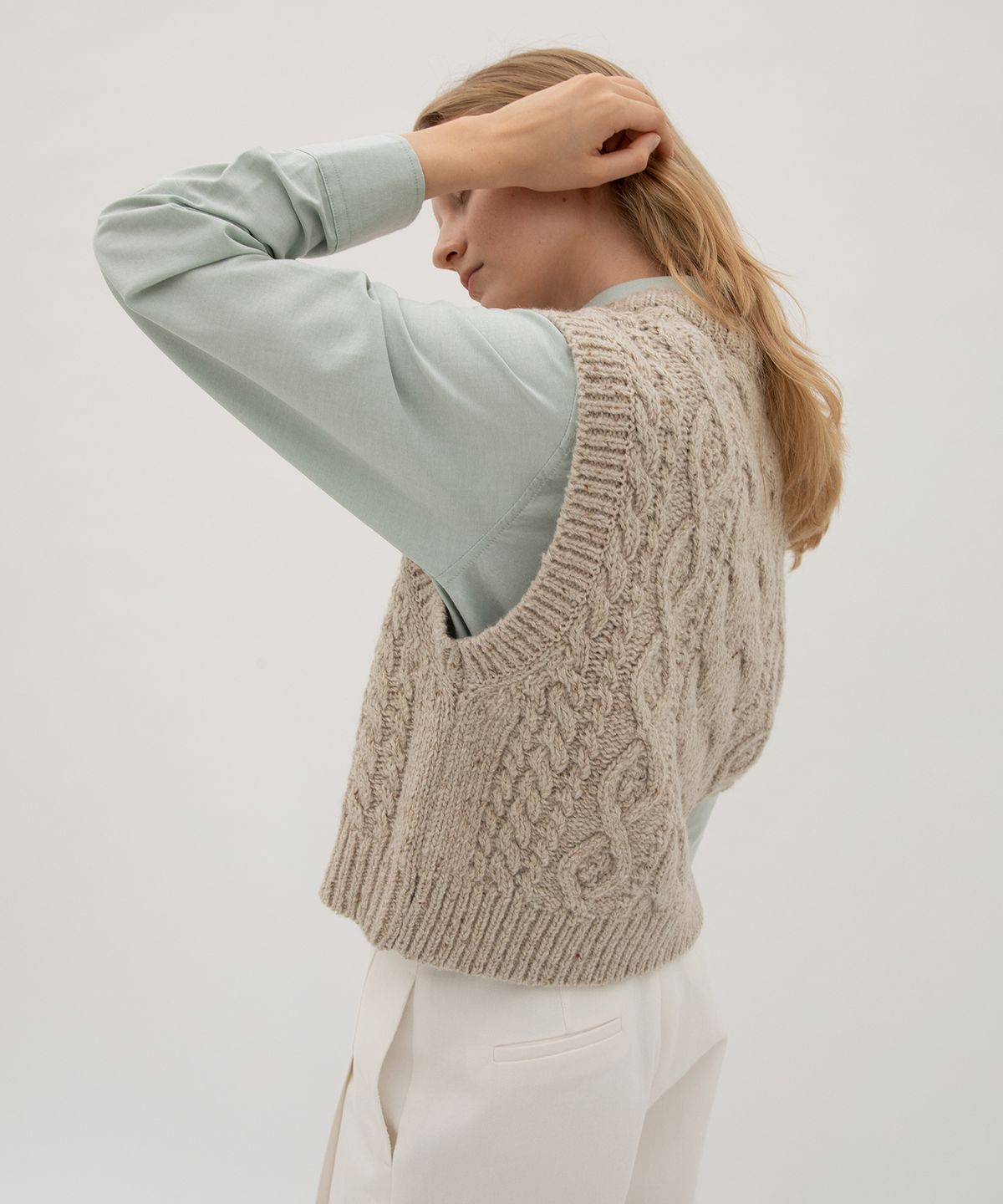 르바(LEVAR) Fisherman Cable Knit Vest - Oatmeal