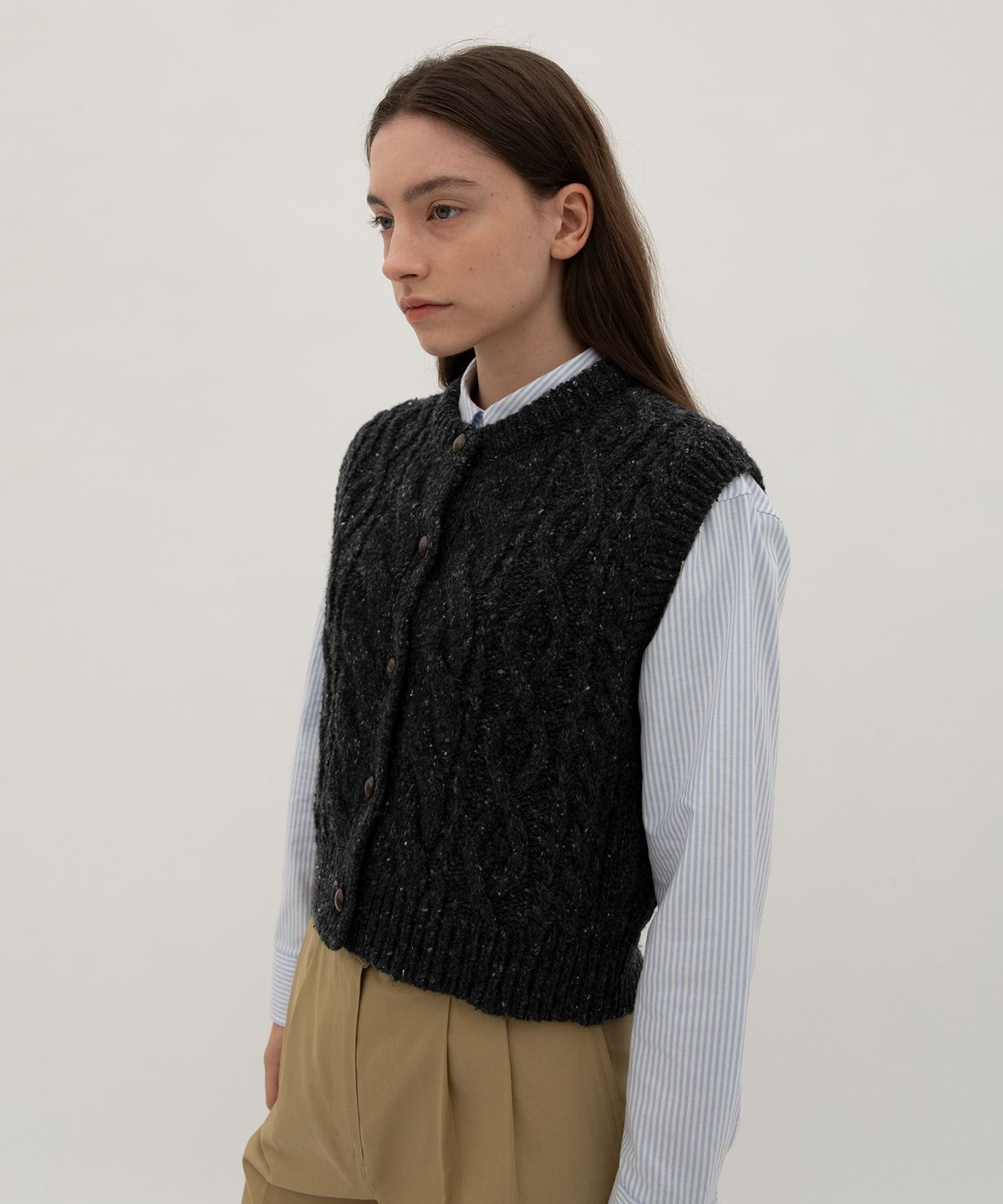 르바(LEVAR) Fisherman Cable Knit Vest - Stone grey