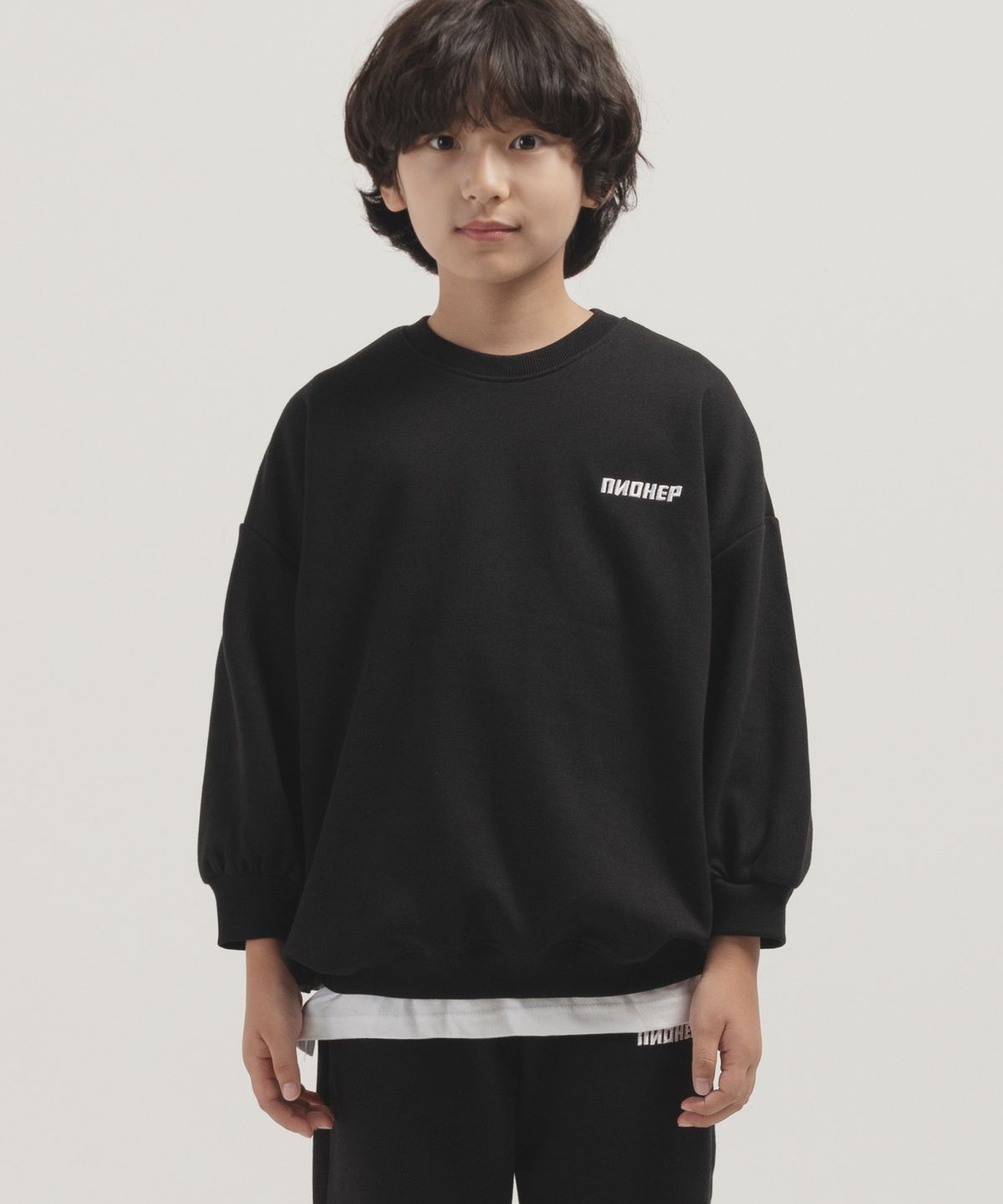 피아네르 키즈(PIANER KIDS) 미니 로고 자수 오버핏 맨투맨 (블랙)