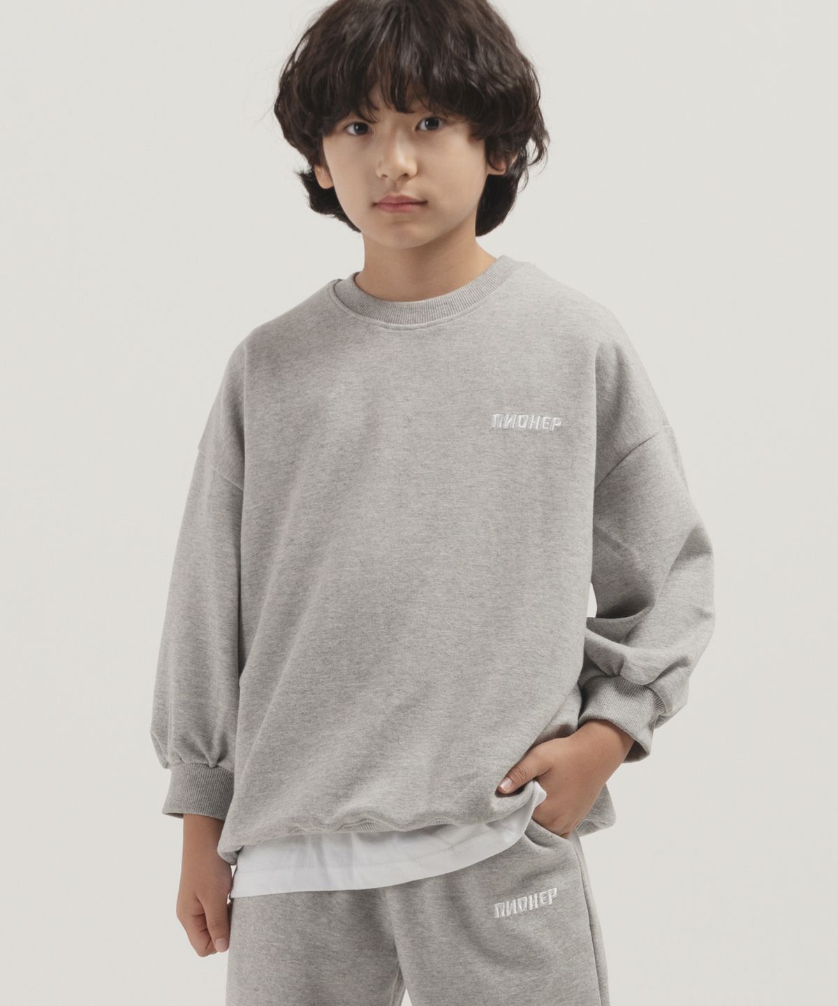피아네르 키즈(PIANER KIDS) 미니 로고 자수 오버핏 맨투맨 (멜란지)