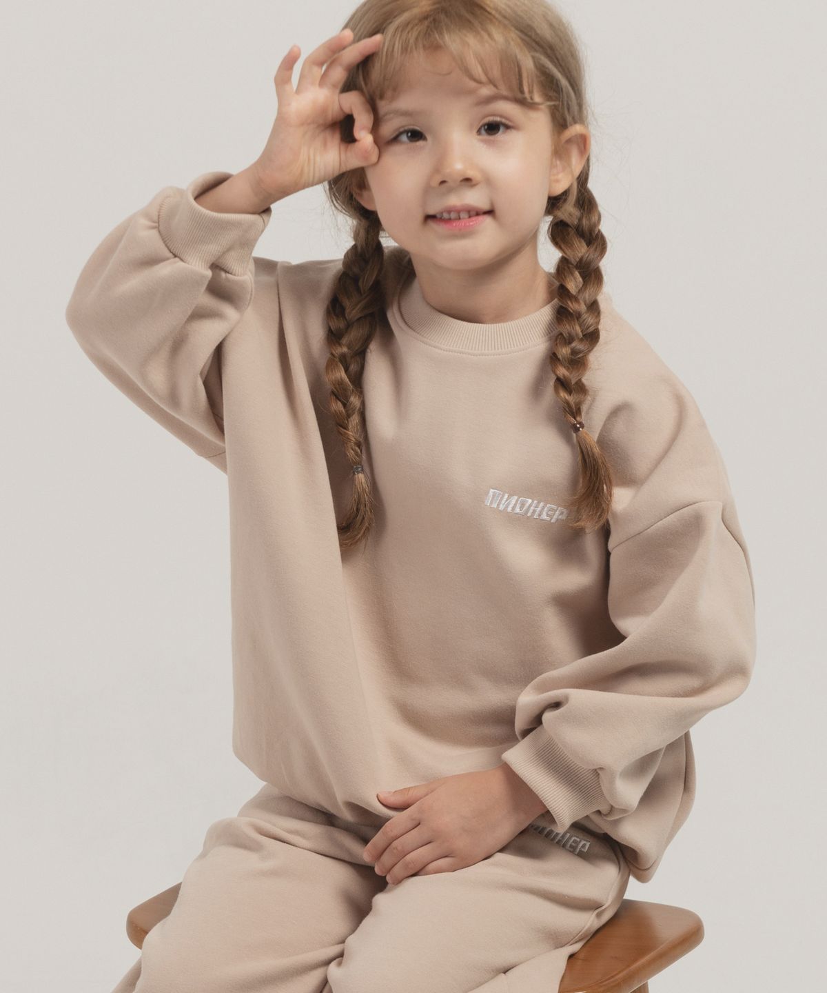 피아네르 키즈(PIANER KIDS) 미니 로고 자수 오버핏 맨투맨 (베이지)