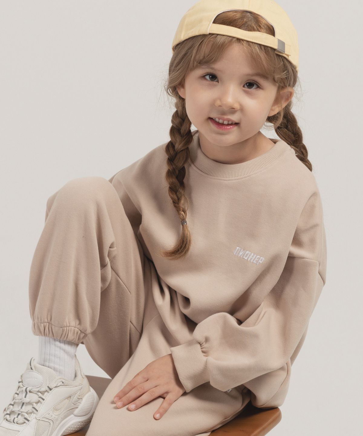 피아네르 키즈(PIANER KIDS) 미니 로고 자수 오버핏 맨투맨 (베이지)