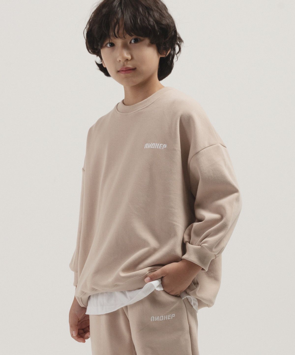 피아네르 키즈(PIANER KIDS) 미니 로고 자수 오버핏 맨투맨 (베이지)