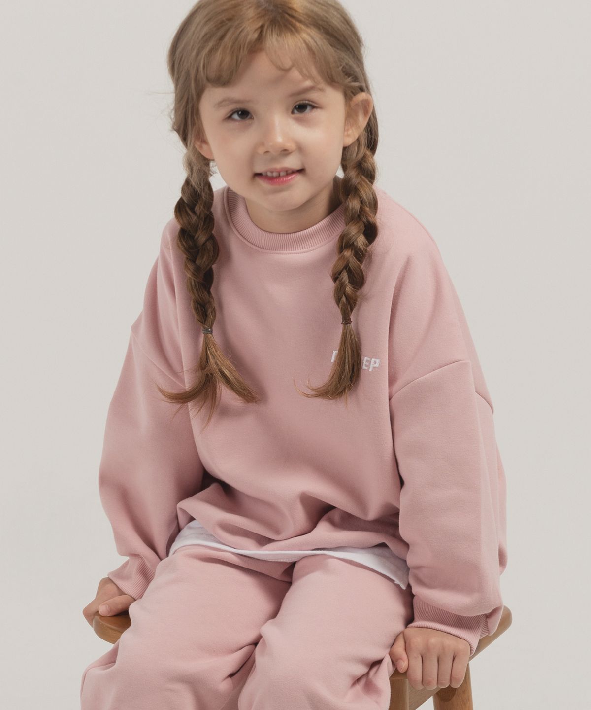 피아네르 키즈(PIANER KIDS) 미니 로고 자수 오버핏 맨투맨 (더스티 핑크)