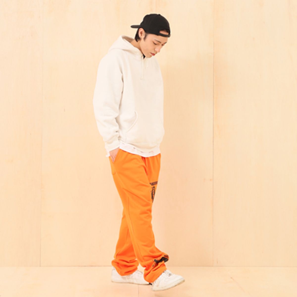 크루치(KRUCHI) DANGEROUS SWEAT PANTS (ORANGE)
