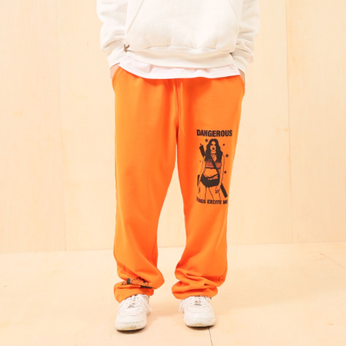 크루치(KRUCHI) DANGEROUS SWEAT PANTS (ORANGE)