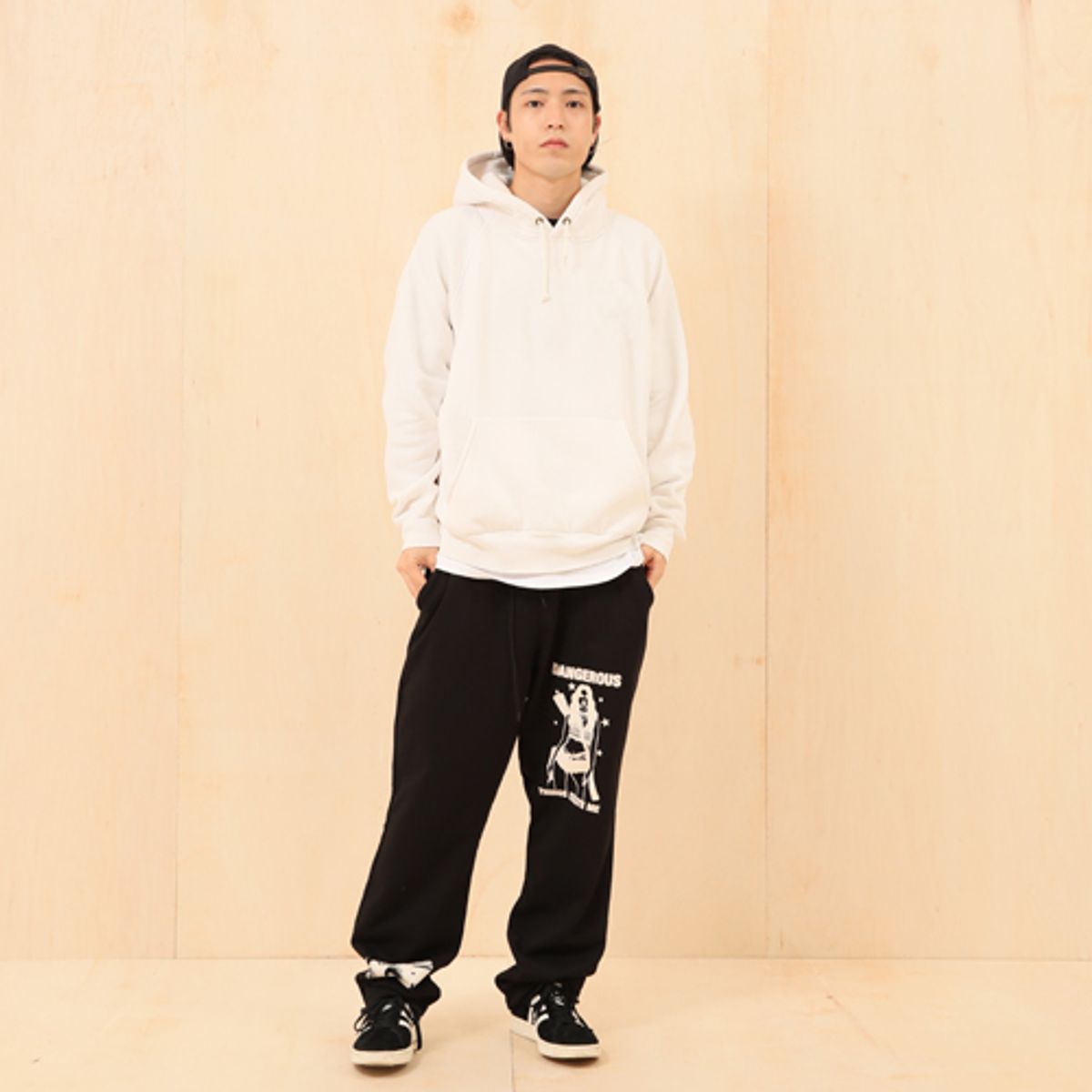 크루치(KRUCHI) DANGEROUS SWEAT PANTS (BLACK)