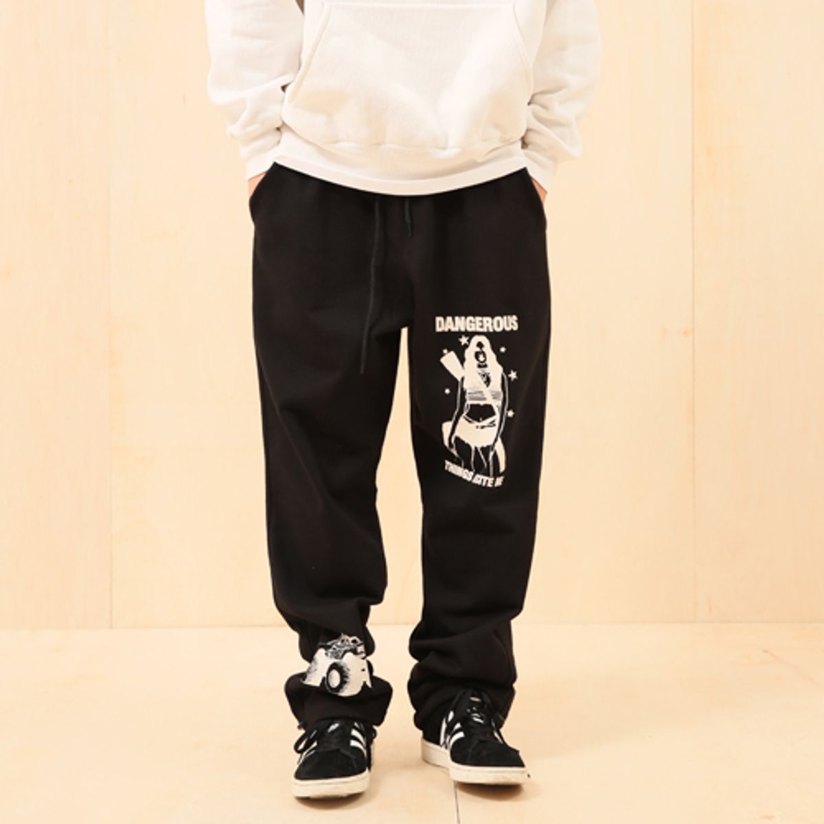 크루치(KRUCHI) DANGEROUS SWEAT PANTS (BLACK)
