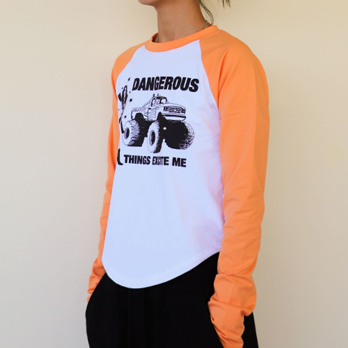 크루치(KRUCHI) DANGEROUS Raglan long-sleeved T-Shirt (WHITE ORANGE) WOMENS