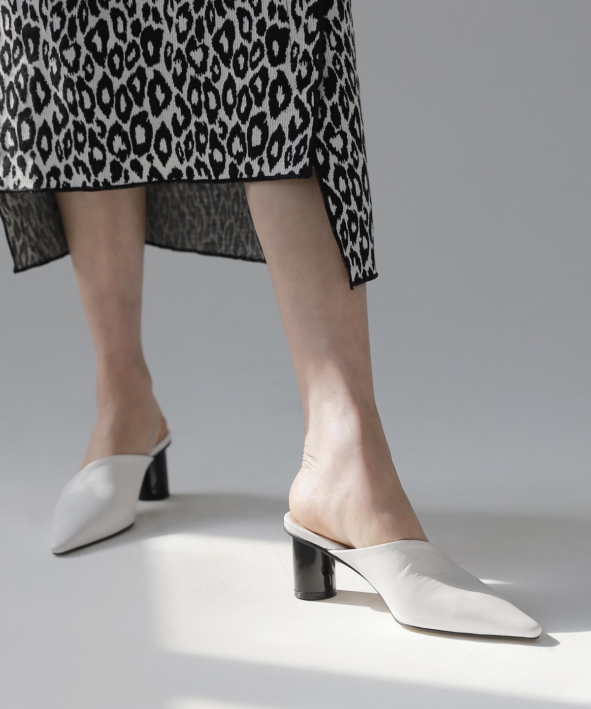 무드나잇(MOODNIGHT) Diagonal line mule Shoe - 4color 6cm 사선 스틸레토 뮬 펌프스
