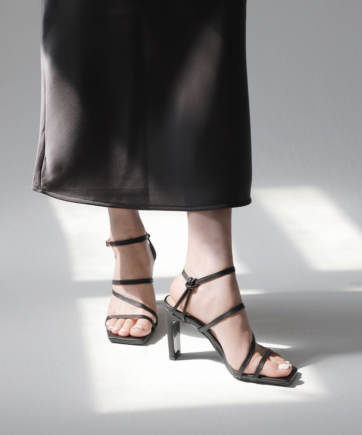 무드나잇(MOODNIGHT) Strappy square sandals - 3color 8.5cm 스퀘어 스트랩 샌들힐
