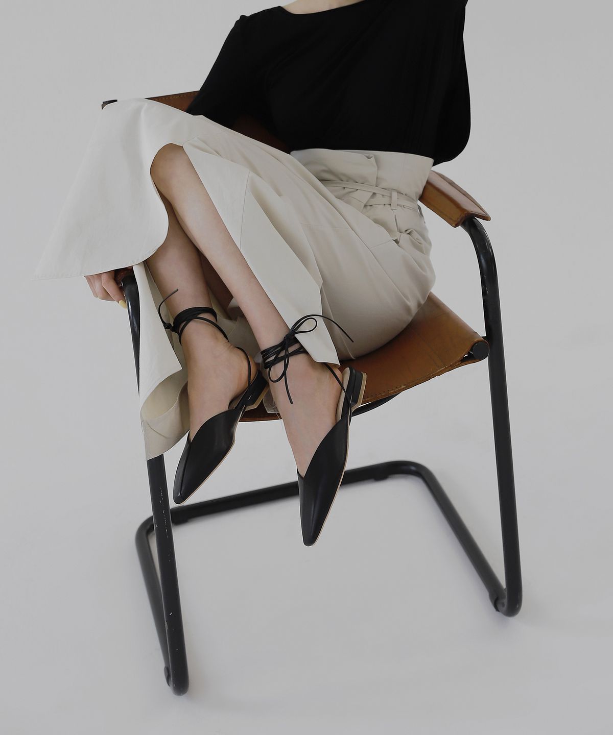 무드나잇(MOODNIGHT) Strappy V cut low shoe - 2color 1.5cm 스트랩 탈부착 뮬 슬라이드 샌들