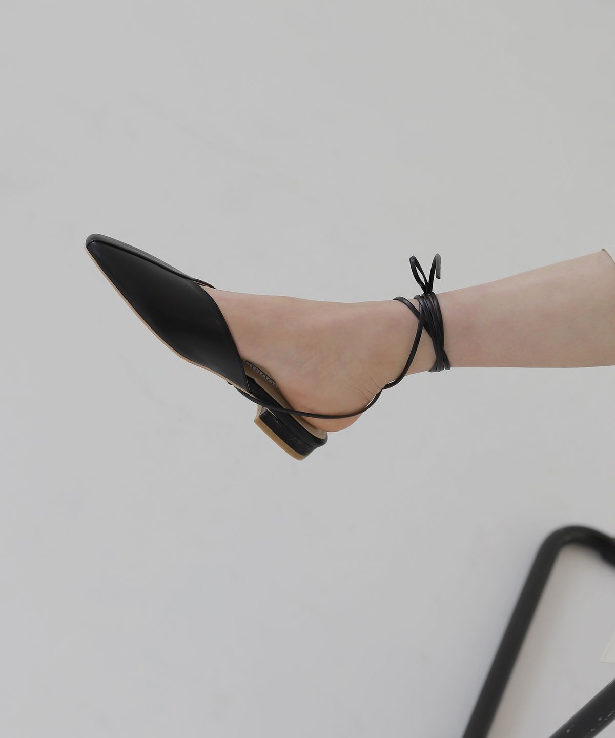 무드나잇(MOODNIGHT) Strappy V cut low shoe - 2color 1.5cm 스트랩 탈부착 뮬 슬라이드 샌들