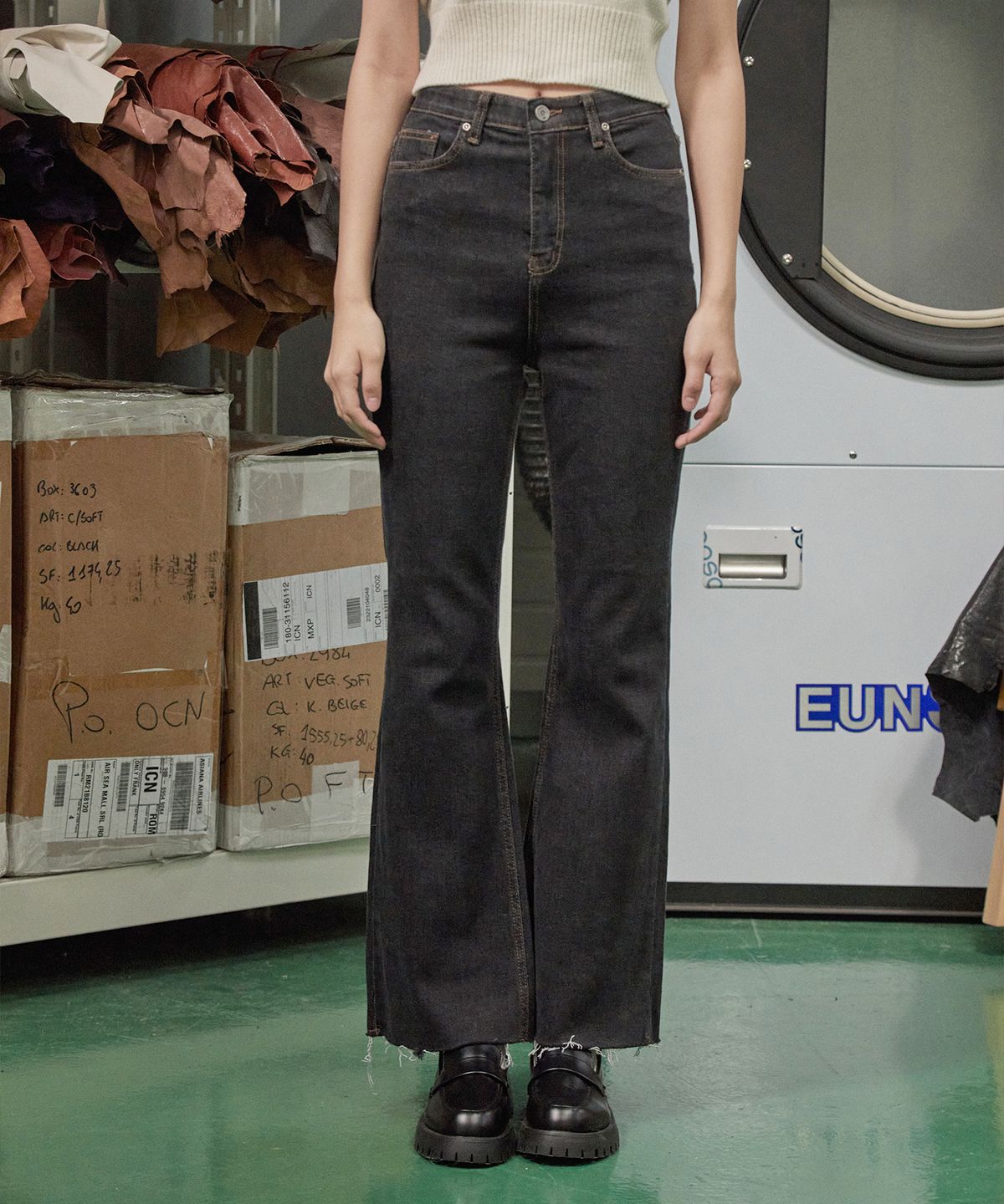 핀블랙(PINBLACK) 생지 부츠컷 데님 팬츠