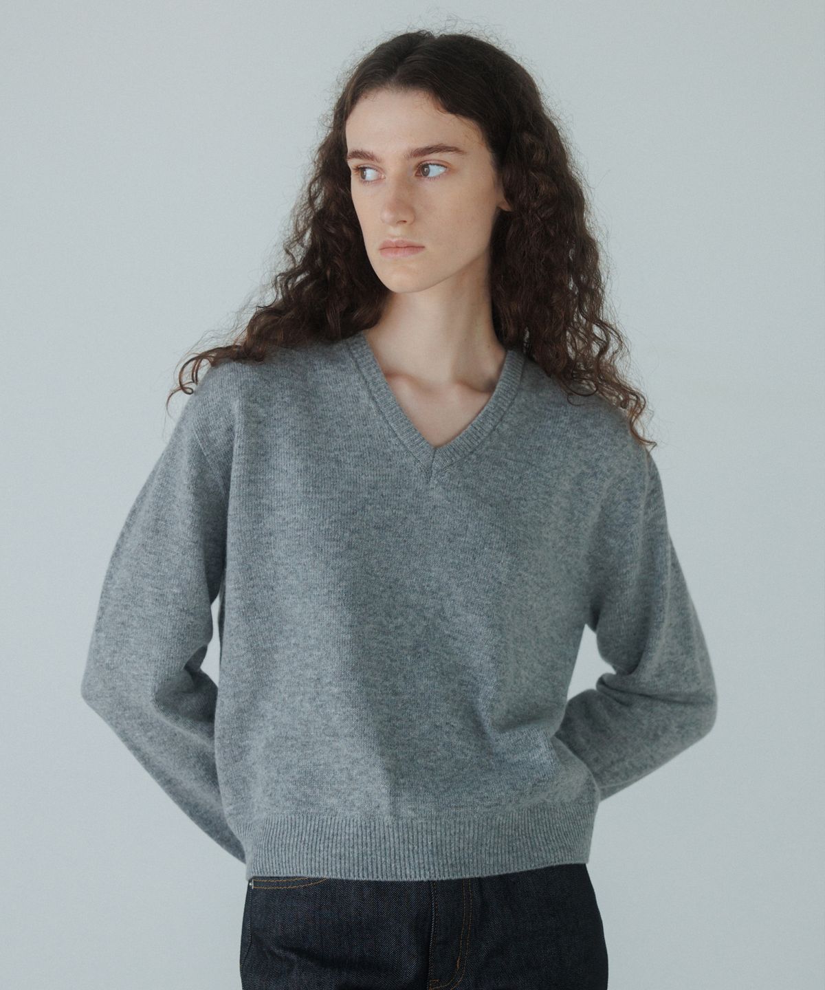 유라고(URAGO) Vanilla V-neck knit