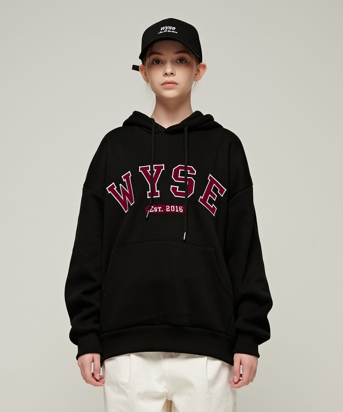 와이즈(WYSE) 베이직 컬리지 로고 후드 블랙
