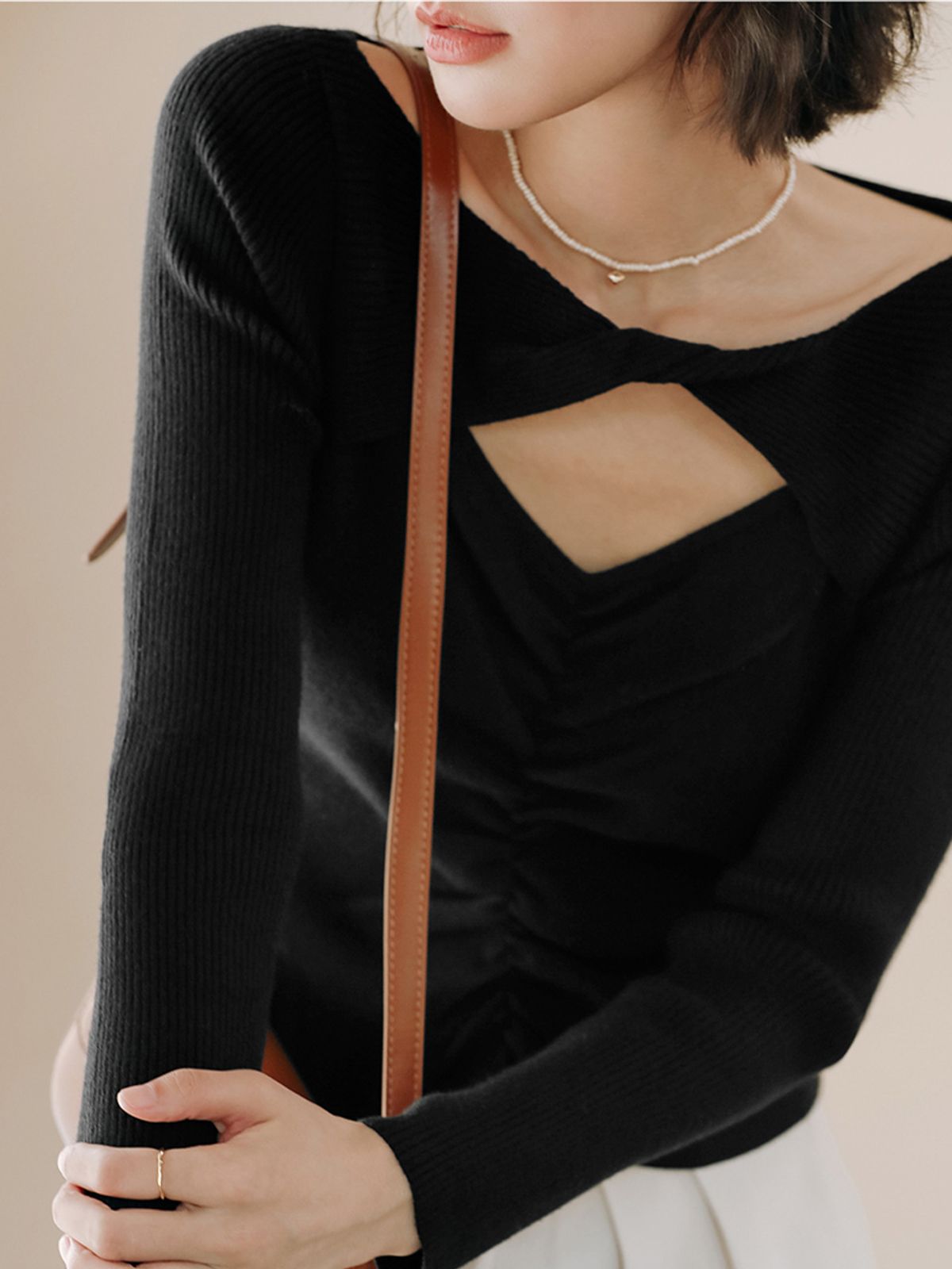 랭썬(LANGSON) LS Shirring Cut-out Knit Top